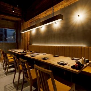 ご家族や親しい友人との集まりはもちろん、お祝い事にもおすすめ。木のぬくもりに包まれた特別な空間で、心に残るひとときをお過ごしください。【大阪/梅田/焼き鳥/焼鳥/ランチ/個室/居酒屋/グランフロント大阪/梅田　居酒屋/飲み放題】