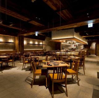 落ち着いた雰囲気のテーブル席。木材をふんだんに使用。心地良い空間が素敵なひとときを演出いたします。ゆったりくつろいでお過ごしいただけます。【大阪/梅田/焼き鳥/焼鳥/ランチ/個室/居酒屋/グランフロント大阪/梅田　居酒屋/飲み放題】