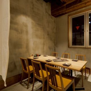 個室完備◎木製テーブルと穏やかな照明が織りなす、心安らぐ空間。落ち着いた雰囲気が漂います。周囲を気にせず大切な人との時間をお過ごしいただけます。【大阪/梅田/焼き鳥/焼鳥/ランチ/個室/居酒屋/グランフロント大阪/梅田　居酒屋/飲み放題】