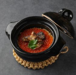 用陶罐烹調的鮭魚和鮭魚籽飯