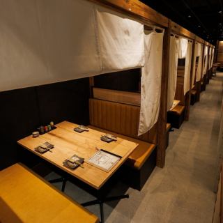 個室完備◎木製テーブルと穏やかな照明が織りなす、心安らぐ空間。落ち着いた雰囲気が漂います。周囲を気にせず大切な人との時間をお過ごしいただけます。【大阪/梅田/焼き鳥/焼鳥/ランチ/個室/居酒屋/グランフロント大阪/梅田 居酒屋/飲み放題】