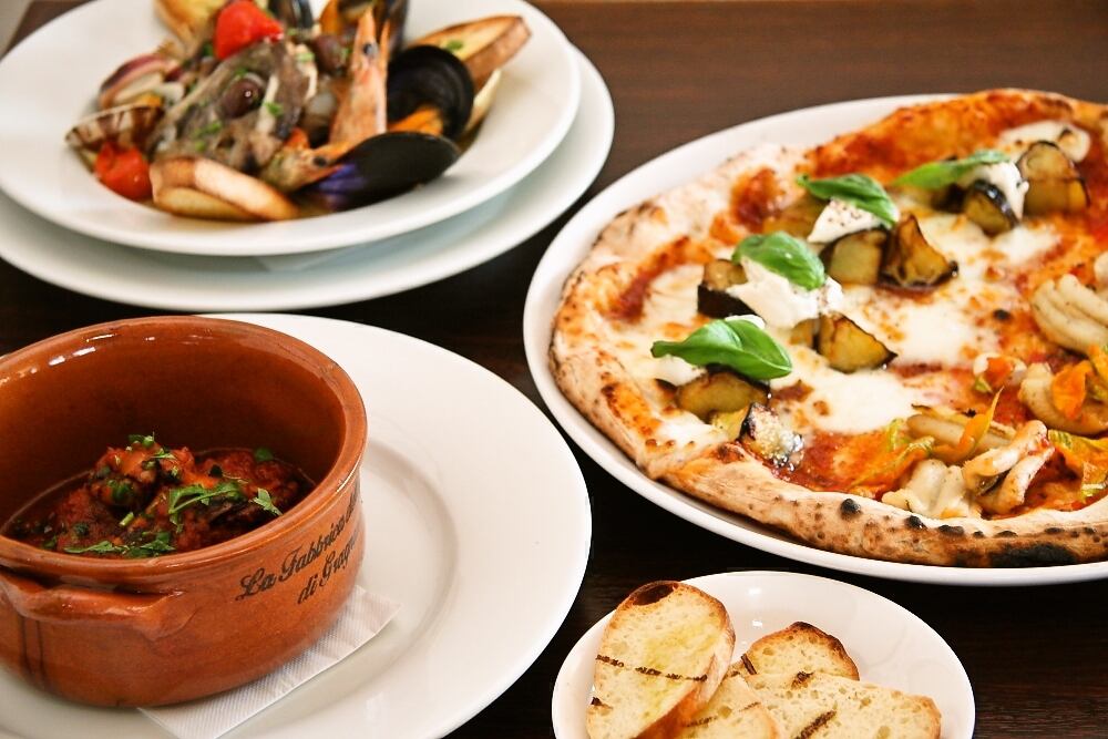 Right next to the marina.Enjoy authentic Neapolitan cuisine while feeling the sea breeze on the large terrace.