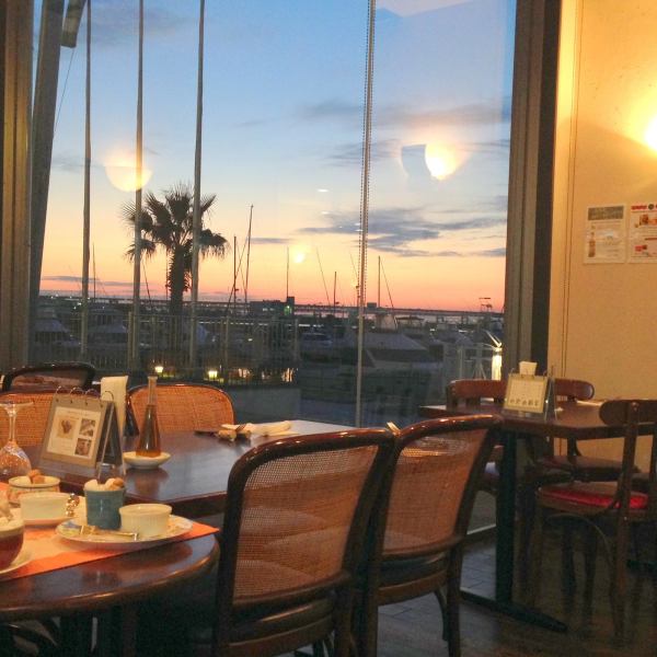 A seaside restaurant where you can enjoy the sunset from inside the restaurant ♪