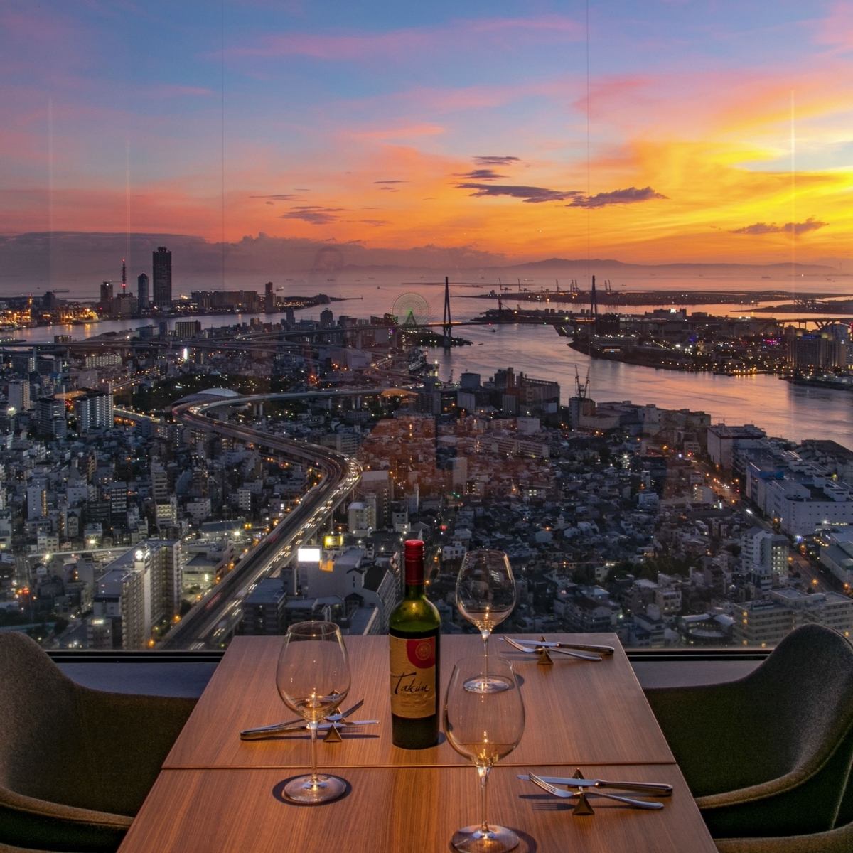 You can overlook the night view from the top floor of Art Hotel Osaka Bay Tower.