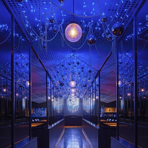 51階からの美しい眺望をご覧頂きながらお食事出来ます。