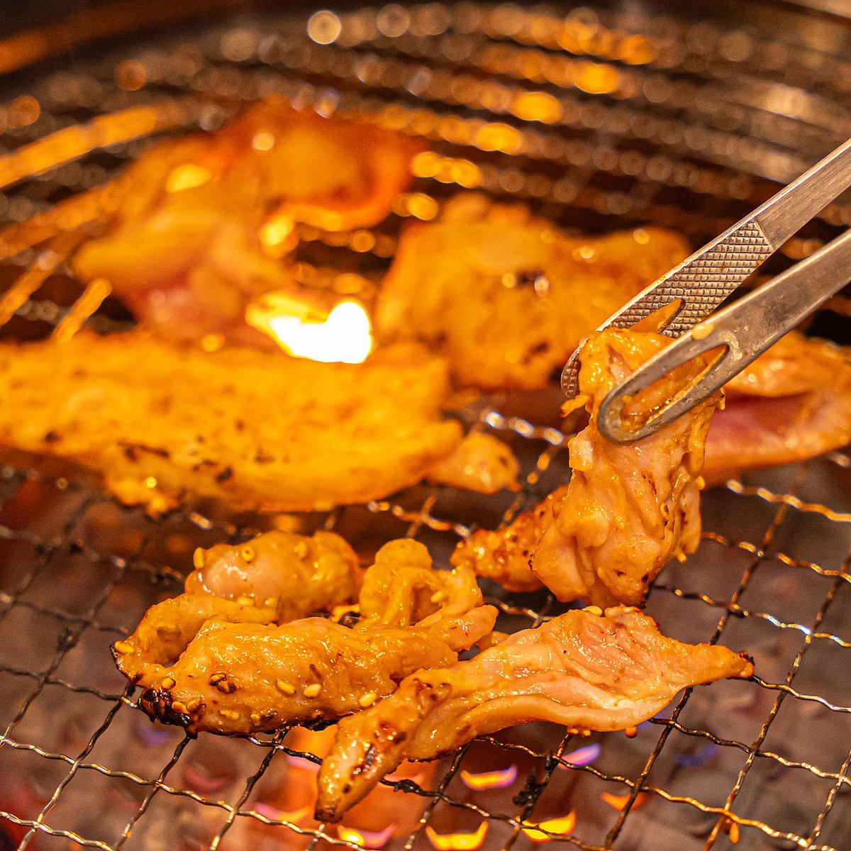 An old-style izakaya where you can grill your own chicken and eat fresh horse meat delivered directly from Kumamoto