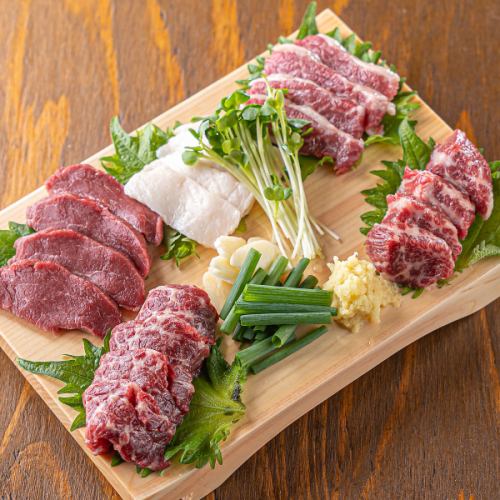 【熊本直送◇馬刺し3種盛り合わせ2980円（税込）】新鮮な状態でご提供する馬刺しに舌鼓を◎