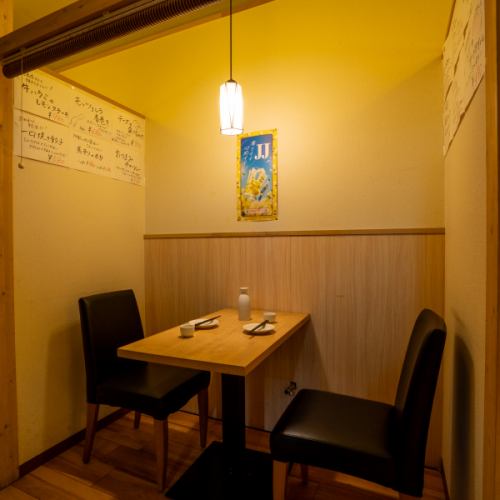 【カップル向けのお席】リピーター続出！カップルにも大人気です♪横浜駅近くで居酒屋デートはいかがですか？当店はカップルやお仕事帰りの男女2名様のお食事に最適な居酒屋ですよ！カップル席の御予約はお早目に♪