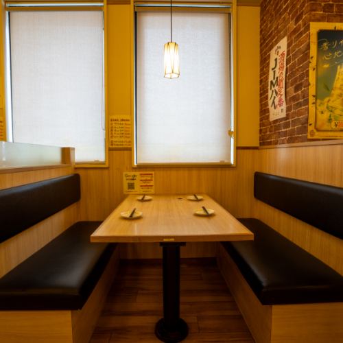 店内4名用ソファー席完備