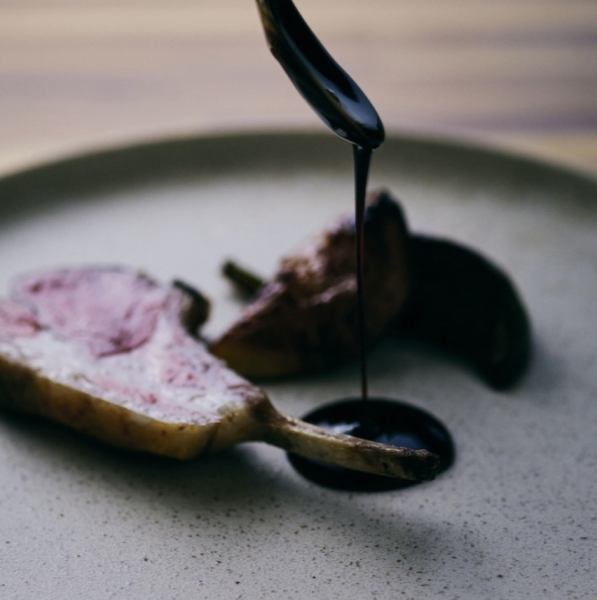 食材の味を一層引き立たせるソースを絡めてお楽しみください♪≪肉料理※コース料金に含まれます≫