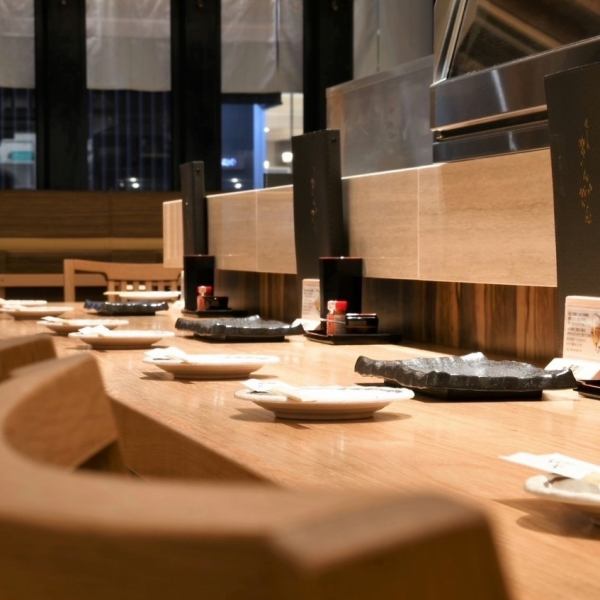 Enjoy exquisite yakitori in a high-quality space with the warmth of wood.The lively restaurant has plenty of table seats and is perfect for banquets.For various banquets, drinking parties after work with a small number of people, and girls-only gatherings ◎