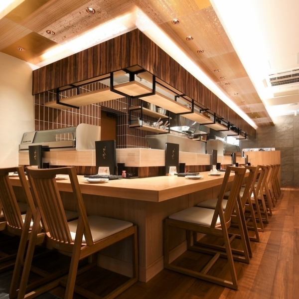 The counter seats in the open kitchen with a sense of realism are perfect for adult dates and those who want to have a drink ◎ Counter seats are recommended for gatherings with a small number of people as they can be more spacious than table seats.
