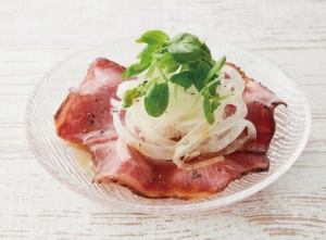 Roast beef and onion salad