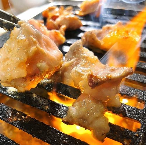 炭火でジュージュー、ホルモンの本気焼き