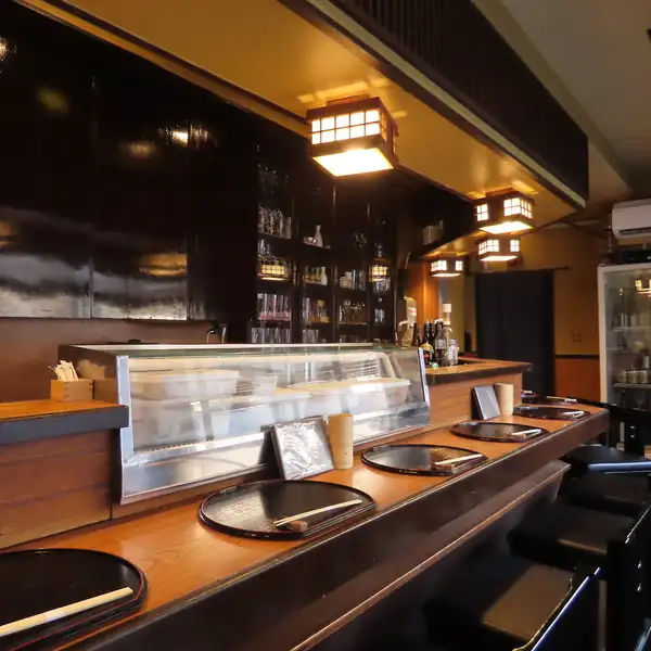 臨場感あふれるオープンキッチンは、当店ならではの特等席です。目の前で熟練の職人が丁寧に串を焼き上げる姿や、香ばしい音と匂いが食欲を強く刺激します。五感で楽しむライブ感は、お食事の時間をさらに盛り上げるスパイスに。料理人との気軽な会話も楽しめるため、お一人様でも気兼ねなくご来店いただけます。