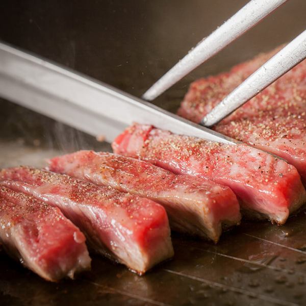 肉の旨みを閉じ込めたジューシーな厚切りステーキ！香ばしさと食感を贅沢に堪能
