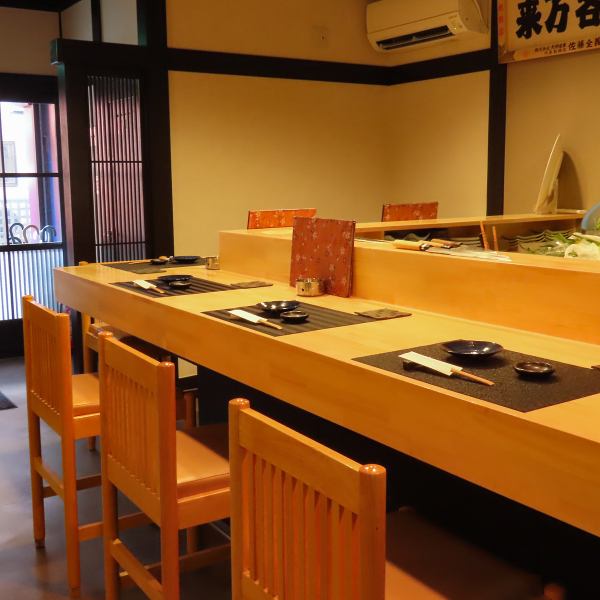 木のぬくもりを感じさせる、上品なカウンター席。料理人の巧みな手捌きをご鑑賞いただける粋なお席となっております。料理に合うおすすめのお酒を尋ねてみたり、調理場の活気ある風景を眺めながらお食事したりと、お客様好みの時間をお過ごしいただける特等席。おひとり様でのご来店の際にもどうぞお気軽にお掛けください。