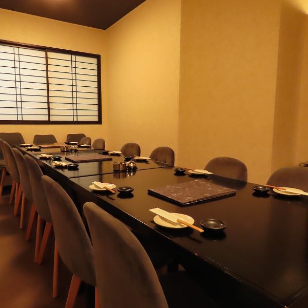 当店の焼物は、食材の旨味を存分に引き出す「炭焼き」でご提供しております。高温でじっくりと焼き上げた魚や野菜はまさに絶品です。また、タコやエイヒレはテーブルで「七輪焼き」でお召し上がりいただくことができます。コース料理にも含まれておりますので、大人数の宴会でも存分に味わうことが出来ます。
