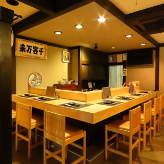 料理人が見れる粋なカウンター席となっております。料理に合うお酒を聞いたり、調理風景を見ながら食事したり、自分好みの時間を過ごせるおすすめのお席です。