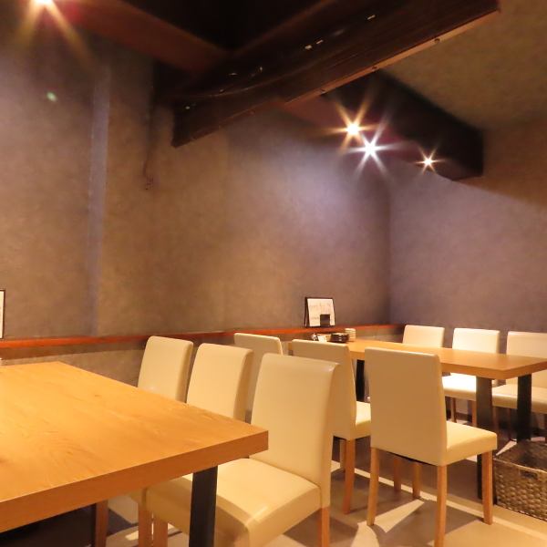 【宴会個室リニューアル改装】洗練されたインテリアの綺麗な店内は、どなたにも気持ち良くお使いいただけます。和の情緒あふれる落ち着いた雰囲気のお席は余裕のあるゆったりとした造りになっており、日頃の喧騒をはなれご友人やご同僚とご一緒に充実した楽しいひとときをお過ごしください。