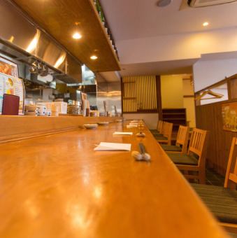 A single-plate counter seat reminiscent of a sushi restaurant! The kitchen is lively in front of you ♪