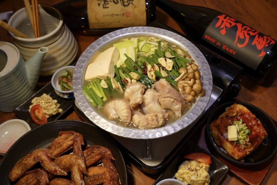 【宴会に最適なコースを各種ご用意！】レトロな看板がずらりと並ぶ掘りごたつ席、お座敷席個室２５名様で宴会はいかがでしょうか？冬にか期間限定のもつ鍋も登場！