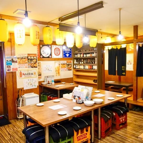 レトロな看板がずらりと並ぶ掘りごたつ席、お座敷席個室25名様で宴会はいかがでしょうか?冬にか期間限定のもつ鍋も登場!