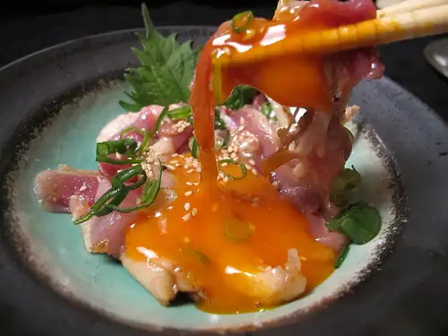 鹿児島直送の鶏料理も名物！新鮮な刺身、お好みでお選びください。