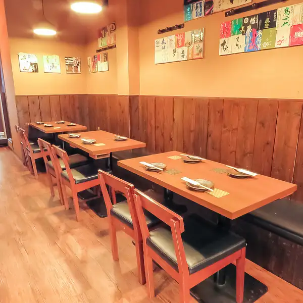 【おひとり様も大歓迎◎テーブル席のご用意もございます】 カウンター席は10席、4名掛けのテーブル席は9席ご用意ございます。お仕事帰りにフラッと立ち寄るのも良し。ご友人・カップル・ご家族同士のご利用も良し。落ち着いた空間で絶品のお肉料理と地酒を堪能しませんか