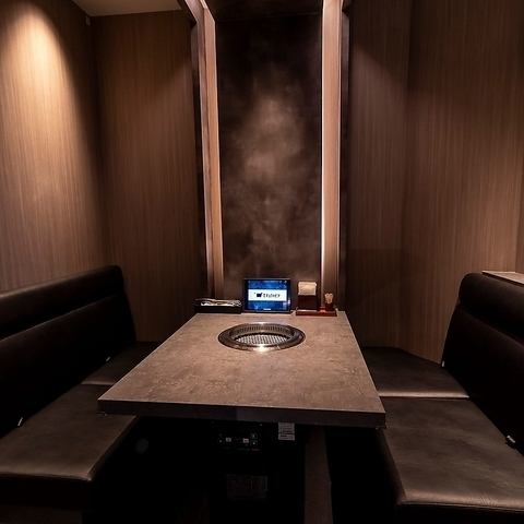 【個室あり】周囲の視線を気にせず寛げます。高級感と特別感が漂う黒を基調とした個室で2～4名様でご利用いただけます。ソファー席が用意されており、ゆったりとくつろぐことができますので大切な接待や会食に最適な空間です。家族や友人との特別なお祝い事や記念日などでのご利用にもおススメです。