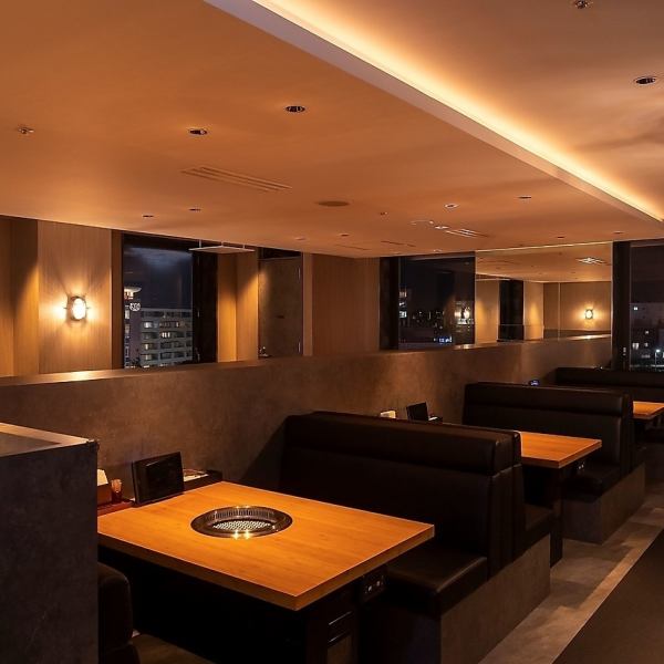 シンプルかつシックな色合いでまとめられた高級感のある店内は、お洒落な落ち着いた空間です。お仕事帰りの一杯、大人のデート、ファミリー層まで幅広いシーンに対応可能なテーブル席もご用意しております。