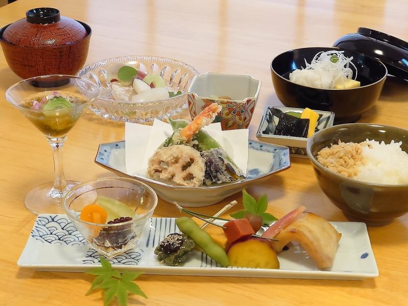 [Why don't you have a petit luxury for your next lunch? Satisfaction as if you ate a course meal] Onuki Gozen