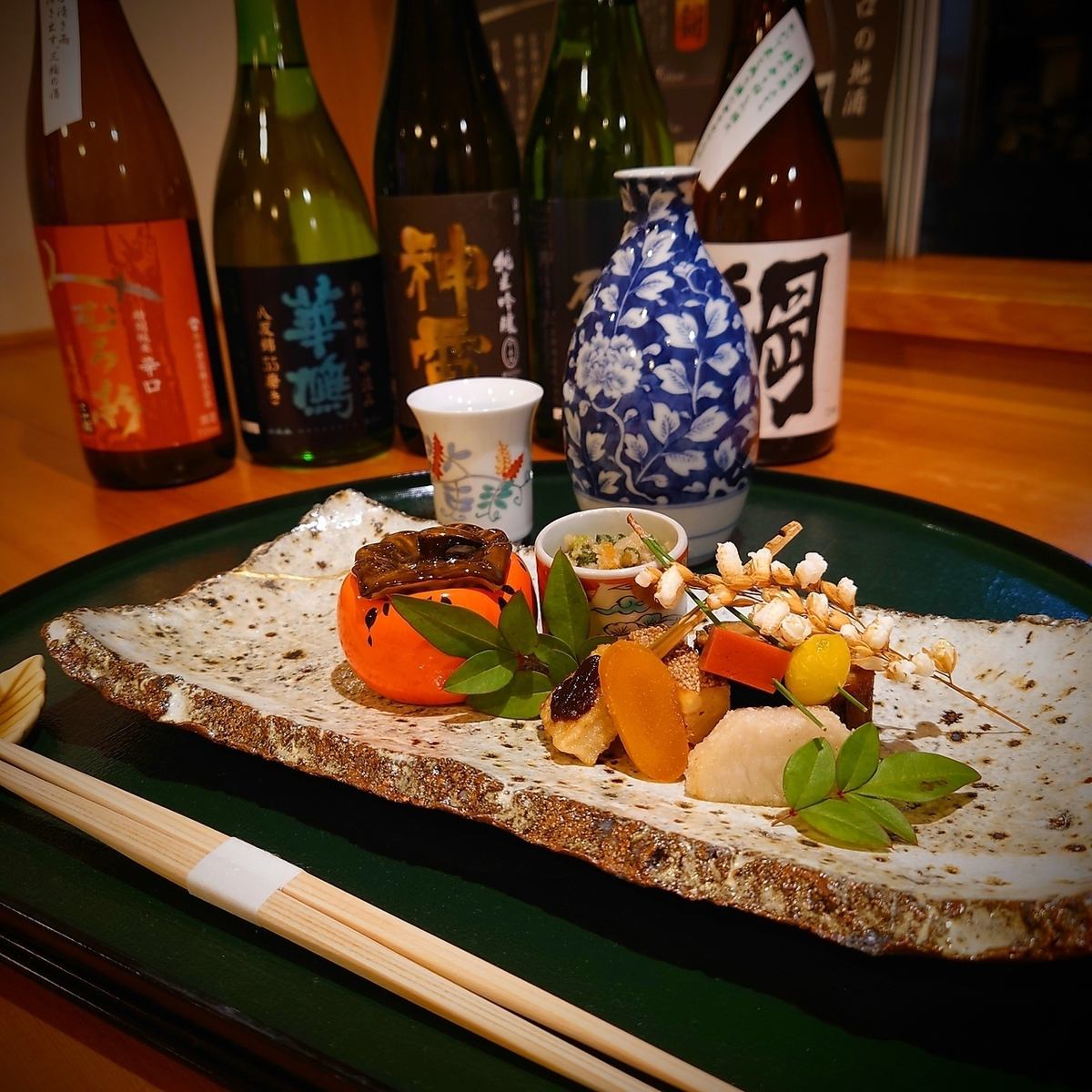 店内木头的香味。在轻松的氛围中享用美味的日本料理。