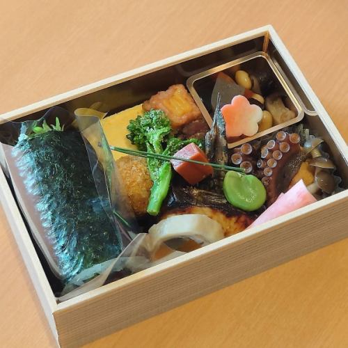 Ehomaki bento (thick roll or seafood roll)