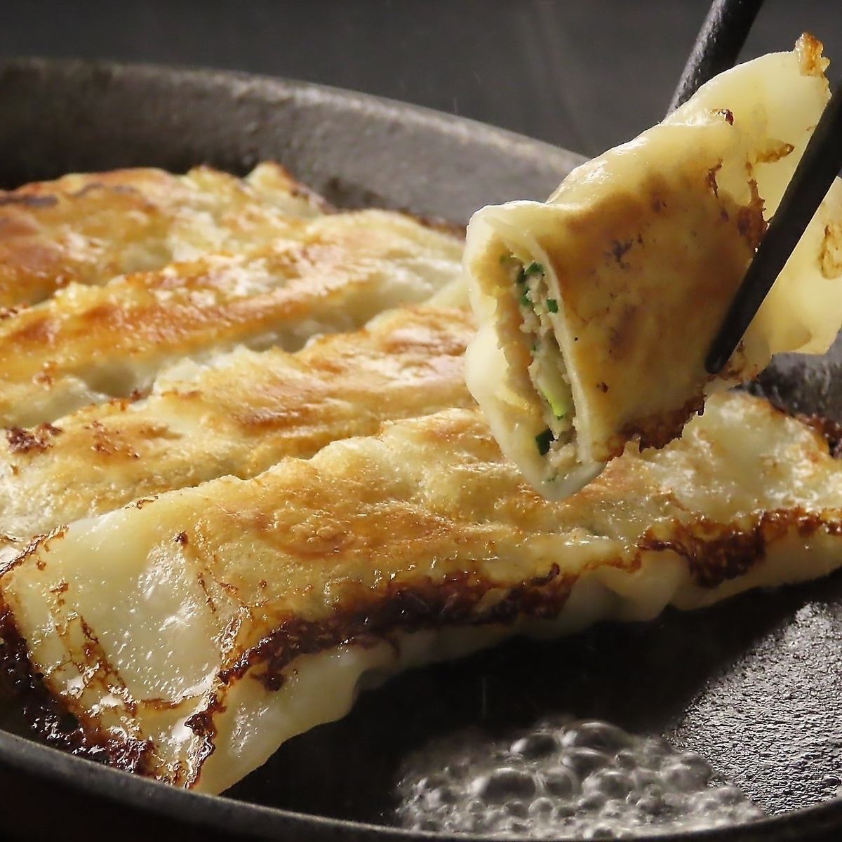 リピーター続出！店長が丁寧に包んで焼き上げる名物の焼き餃子☆