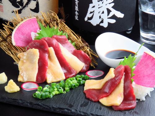 Directly from Kumamoto! Red and white prime of horse sashimi