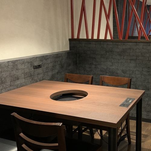 The box-type table seats are also recommended for girls' gatherings.The spacious seating arrangement allows you to relax and enjoy conversation.