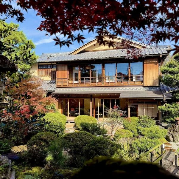 京都観光の合間のお食事やご休憩にも、ぜひお立ち寄りください。歴史を感じる風情ある和の佇まいが目印です。季節の花々が彩る入り口をくぐると、そこには静かで落ち着いた和の空間と美しい日本庭園が広がっています。お越しの際は、こちらの外観を目印に、どうぞお気をつけてお越しください◎