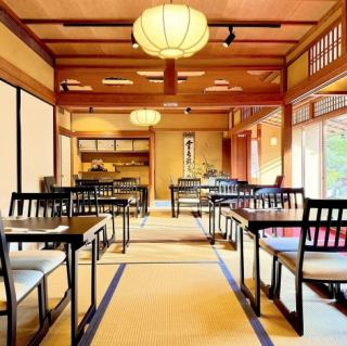 一階の広間のテーブル席です。客席からは、百年の歴史を湛える日本庭園が広がります。