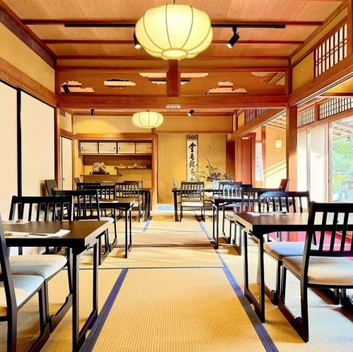 一階の広間のテーブル席です。客席からは、百年の歴史を湛える日本庭園が広がります。