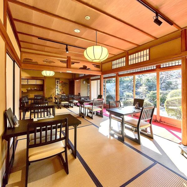 1階は、12名～最大20名様ほどの貸切にも対応しています。広々とした空間から一望できる自慢の日本庭園は四季折々の美しい表情で皆様をお迎えいたします。ご親族でのお集まりや、結婚式の二次会、同窓会など、様々なシーンでご利用いただけます。