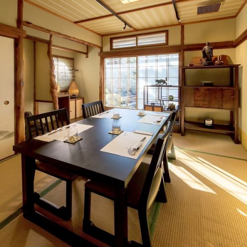 <p>4名様からご利用いただける静かな和室の個室をご用意しております。周りを気にせずにお過ごしいただけるプライベート空間は、家族でのお食事や、ご夫婦の記念日、結婚式の二次会などにも最適です。ゆったりと流れる時間の中で、旬の懐石料理を囲みながら、心温まるひとときをお過ごしくださいませ◎</p>