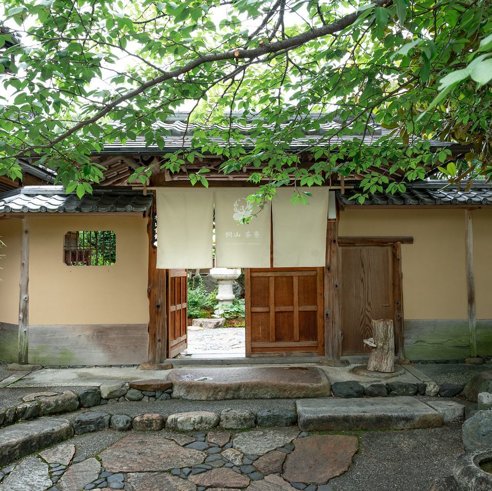 季節の変化を楽しめる日本庭園を眺めながら、旬の懐石料理やランチ御膳を楽しめます