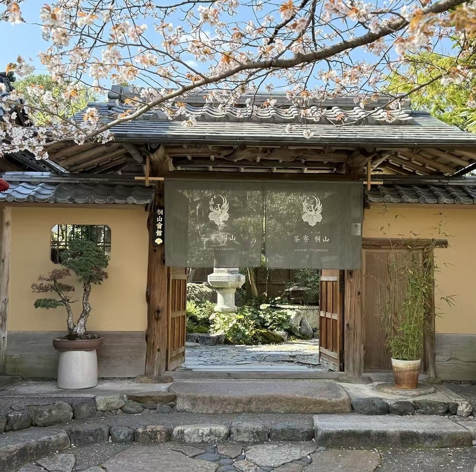 季節の変化を楽しめる日本庭園を眺めながら、旬の懐石料理やランチ御膳を楽しめます
