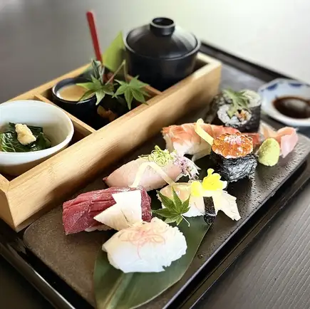 【昼限定】料理人が握る旬のにぎりとおばんざいを味わう◎桐山おまかせにぎり御膳 4,200円(税込)