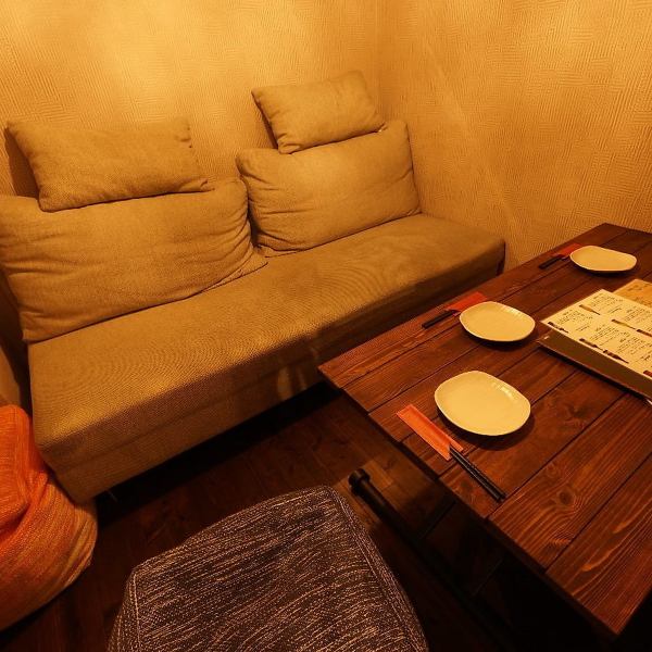 [放鬆的空間]被隔間隔開的區域是受歡迎的特殊座位!享受與您所愛的人的約會或與朋友在柔軟的沙發上放鬆的休閒聊天♪