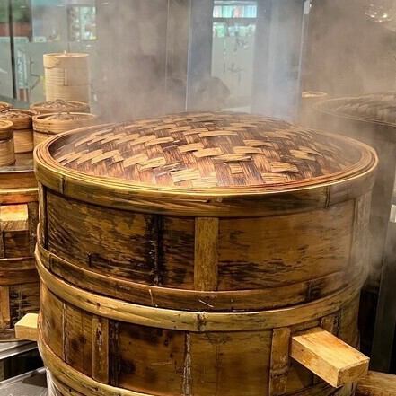 イチオシの蒸し料理！美味しいお酒とともに楽しいひとときを
