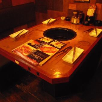 [Table seats] An elegant space wrapped in soft lighting.Enjoy the carefully selected Yakiniku inside the clean store! You can also enjoy a private drinking party.One person is also welcome! Dating, friends and girls' meetings in each scene ◎