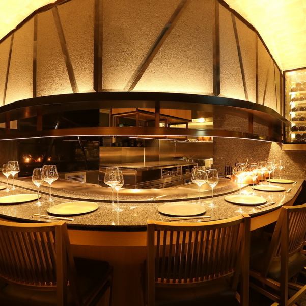 Counter seats where you can see the chefs performing dynamically in the open kitchen up close.If you talk side by side while enjoying a meal with your loved one, you will naturally get closer.Enjoy a luxurious time in a modern Japanese space that values gold and black.