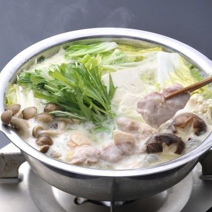 名物の 水炊き鍋　Chicken hot pot dishes